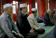 Kembangkan Kerja Sama RI-Tiongkok MASJID NIUJIE. Sejumlah muslim di Tiongkok menjalani ibadah Zuhur di Masjid Niujie, Beijing, Rabu (3/5). Masjid tersebut terbesar di Ibukota Tiongkok, yang menjadi titik awal masuknya Islam di daratan Tiongkok. Imam Husein-Jawa Pos