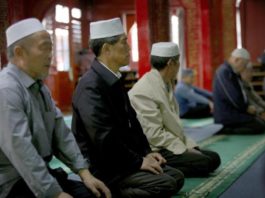 MASJID NIUJIE. Sejumlah muslim di Tiongkok menjalani ibadah Zuhur di Masjid Niujie, Beijing, Rabu (3/5). Masjid tersebut terbesar di Ibukota Tiongkok, yang menjadi titik awal masuknya Islam di daratan Tiongkok. Imam Husein-Jawa Pos