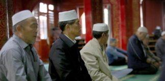 Kembangkan Kerja Sama RI-Tiongkok MASJID NIUJIE. Sejumlah muslim di Tiongkok menjalani ibadah Zuhur di Masjid Niujie, Beijing, Rabu (3/5). Masjid tersebut terbesar di Ibukota Tiongkok, yang menjadi titik awal masuknya Islam di daratan Tiongkok. Imam Husein-Jawa Pos