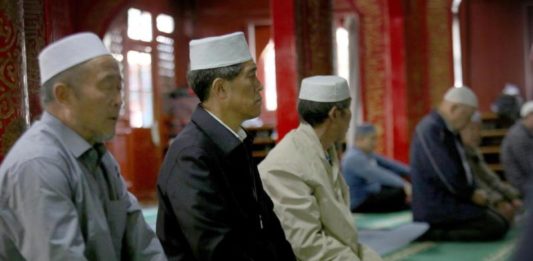 Kembangkan Kerja Sama RI-Tiongkok MASJID NIUJIE. Sejumlah muslim di Tiongkok menjalani ibadah Zuhur di Masjid Niujie, Beijing, Rabu (3/5). Masjid tersebut terbesar di Ibukota Tiongkok, yang menjadi titik awal masuknya Islam di daratan Tiongkok. Imam Husein-Jawa Pos