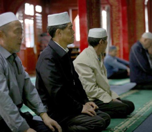 Kembangkan Kerja Sama RI-Tiongkok MASJID NIUJIE. Sejumlah muslim di Tiongkok menjalani ibadah Zuhur di Masjid Niujie, Beijing, Rabu (3/5). Masjid tersebut terbesar di Ibukota Tiongkok, yang menjadi titik awal masuknya Islam di daratan Tiongkok. Imam Husein-Jawa Pos