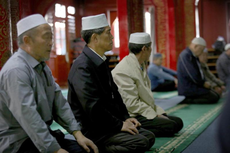 MASJID NIUJIE. Sejumlah muslim di Tiongkok menjalani ibadah Zuhur di Masjid Niujie, Beijing, Rabu (3/5). Masjid tersebut terbesar di Ibukota Tiongkok, yang menjadi titik awal masuknya Islam di daratan Tiongkok. Imam Husein-Jawa Pos