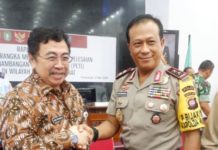 WPR Solusi untuk PETI JABAT TANGAN. Pj Gubernur Kalbar Dodi Riyadmaji dan Kapolda Kalbar Irjen Pol Didi Haryono di Balai Petitih Kantor Gubernur Kalbar, Kamis (17/5). Rizka Nanda-RK