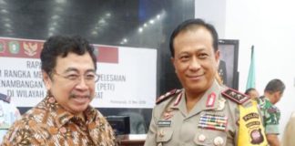 WPR Solusi untuk PETI JABAT TANGAN. Pj Gubernur Kalbar Dodi Riyadmaji dan Kapolda Kalbar Irjen Pol Didi Haryono di Balai Petitih Kantor Gubernur Kalbar, Kamis (17/5). Rizka Nanda-RK