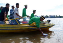 Tradisi Tolak Bala Melayu, Dimulai sejak 1961 RITUAL TOLAK BALA. Kepala kampung dan tokoh adat Melayu setempat tengah melakukan ritual jamuan laut sebagai salah satu rangkaian kegiatan Pekan Gawai Rakyat, Desa Rasau Jaya Umum, Kubu Raya, yang ke 15, Minggu (29/4). Ocsya Ade CP/RK