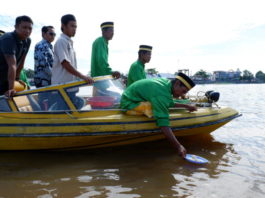 RITUAL TOLAK BALA. Kepala kampung dan tokoh adat Melayu setempat tengah melakukan ritual jamuan laut sebagai salah satu rangkaian kegiatan Pekan Gawai Rakyat, Desa Rasau Jaya Umum, Kubu Raya, yang ke 15, Minggu (29/4). Ocsya Ade CP/RK