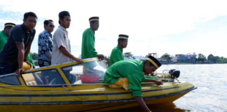 Tradisi Tolak Bala Melayu, Dimulai sejak 1961 RITUAL TOLAK BALA. Kepala kampung dan tokoh adat Melayu setempat tengah melakukan ritual jamuan laut sebagai salah satu rangkaian kegiatan Pekan Gawai Rakyat, Desa Rasau Jaya Umum, Kubu Raya, yang ke 15, Minggu (29/4). Ocsya Ade CP/RK