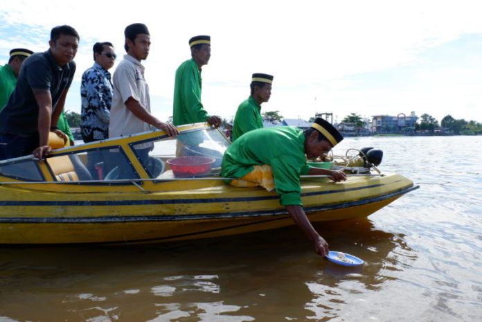 RITUAL TOLAK BALA. Kepala kampung dan tokoh adat Melayu setempat tengah melakukan ritual jamuan laut sebagai salah satu rangkaian kegiatan Pekan Gawai Rakyat, Desa Rasau Jaya Umum, Kubu Raya, yang ke 15, Minggu (29/4). Ocsya Ade CP/RK