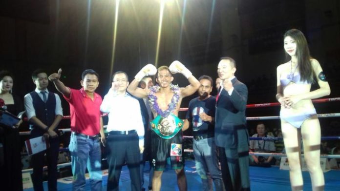 JUARA ASIA. Ari “The Turbo” Agustian ketika dinobatkan sebagai juara Asia WBC kelas Bulu 57 kg di Xiamen Stadium China kemarin. Ari Agustian for RK