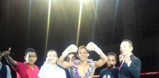 Kanvaskan Petinju China di Ronde Pertama JUARA ASIA. Ari “The Turbo” Agustian ketika dinobatkan sebagai juara Asia WBC kelas Bulu 57 kg di Xiamen Stadium China kemarin. Ari Agustian for RK