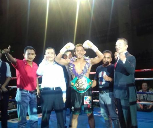 JUARA ASIA. Ari “The Turbo” Agustian ketika dinobatkan sebagai juara Asia WBC kelas Bulu 57 kg di Xiamen Stadium China kemarin. Ari Agustian for RK