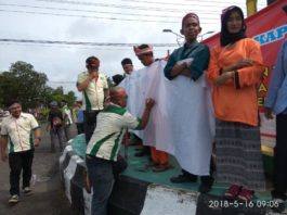 KECAM TEROR. Sejumlah mahasiswa dan Ormas di Kapuas Hulu menggelar aksi damai menentang aksi teror yang terjadi disejumlah di Indonesia yang dilaksanakan di bundaran Tugu Pancasila, Putussibau, Rabu (16/5). Andreas-RK