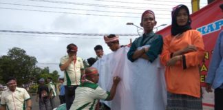 Cegah Paham Mengarah Radikalisme KECAM TEROR. Sejumlah mahasiswa dan Ormas di Kapuas Hulu menggelar aksi damai menentang aksi teror yang terjadi disejumlah di Indonesia yang dilaksanakan di bundaran Tugu Pancasila, Putussibau, Rabu (16/5). Andreas-RK