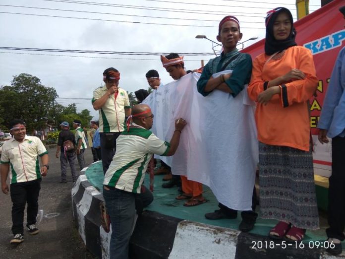 KECAM TEROR. Sejumlah mahasiswa dan Ormas di Kapuas Hulu menggelar aksi damai menentang aksi teror yang terjadi disejumlah di Indonesia yang dilaksanakan di bundaran Tugu Pancasila, Putussibau, Rabu (16/5). Andreas-RK