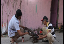 Melihat Peluang Tanpa Penglihatan KREATIF. Japriansyah dan Adi pada saat mengolah batang pohon yang akan menjadi bahan dasar pembuatan pohon bunga hias, kemarin. Rizka Nanda-RK