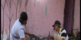 Melihat Peluang Tanpa Penglihatan KREATIF. Japriansyah dan Adi pada saat mengolah batang pohon yang akan menjadi bahan dasar pembuatan pohon bunga hias, kemarin. Rizka Nanda-RK