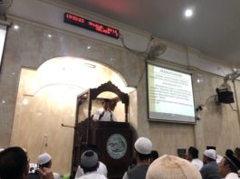 KULTUM. Kapolda Kalbar Irjen Pol Didi Haryono memberikan kultum sebelum pelaksanaan Salat Tarawih di Masjid Al-Muhtadin Komplek Untan, Pontianak, Kamis (17/5) Humas Polda Kalbar for RK