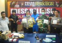 Polisi Ungkap 3 Kg Sabu dalam Kardus Mi Instan BARBUK. Kapolres dan Dandim Sanggau menunjukkan barang bukti beserta tersangka penyelundupan 3 kilogram sabu di Mapolres Sanggau, Selasa (29/5)—Darmansyah Dalimunthe