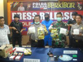 Polisi Ungkap 3 Kg Sabu dalam Kardus Mi Instan BARBUK. Kapolres dan Dandim Sanggau menunjukkan barang bukti beserta tersangka penyelundupan 3 kilogram sabu di Mapolres Sanggau, Selasa (29/5)—Darmansyah Dalimunthe