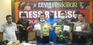 Polisi Ungkap 3 Kg Sabu dalam Kardus Mi Instan BARBUK. Kapolres dan Dandim Sanggau menunjukkan barang bukti beserta tersangka penyelundupan 3 kilogram sabu di Mapolres Sanggau, Selasa (29/5)—Darmansyah Dalimunthe