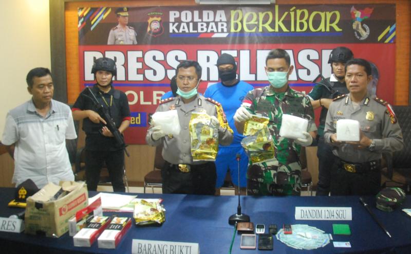 BARBUK. Kapolres dan Dandim Sanggau menunjukkan barang bukti beserta tersangka penyelundupan 3 kilogram sabu di Mapolres Sanggau, Selasa (29/5)—Darmansyah Dalimunthe
