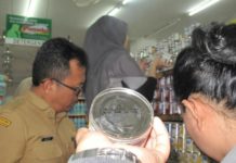 Ditemukan Ratusan Susu Kedaluwarsa KEDALUWARSA. Tim Diskumdag Kota Pontianak mendapatkan susu kental manis rasa coklat dan beberapa produk lainnya yang expired, tapi masih dijual di salah satu swalayan, Selasa (15/5). Maulidi Murni