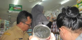 Ditemukan Ratusan Susu Kedaluwarsa KEDALUWARSA. Tim Diskumdag Kota Pontianak mendapatkan susu kental manis rasa coklat dan beberapa produk lainnya yang expired, tapi masih dijual di salah satu swalayan, Selasa (15/5). Maulidi Murni