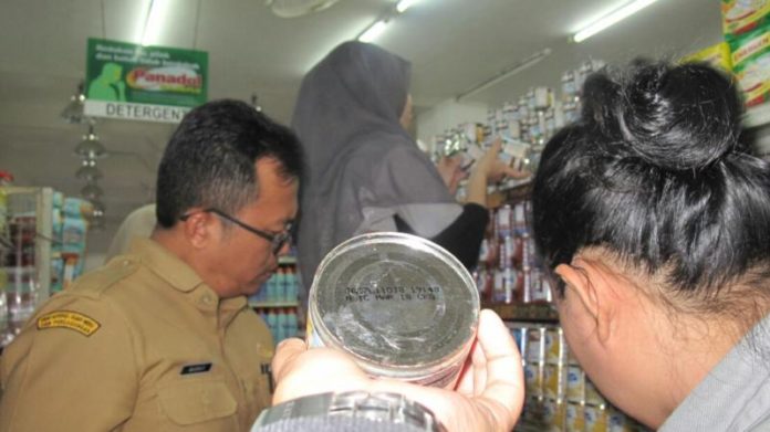 KEDALUWARSA. Tim Diskumdag Kota Pontianak mendapatkan susu kental manis rasa coklat dan beberapa produk lainnya yang expired, tapi masih dijual di salah satu swalayan, Selasa (15/5). Maulidi Murni