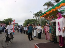 LAMBAIAN TANGAN. Mahmudah melambaikan tangan melepas peserta pawai akbar di depan Kantor Wali Kota Pontianak Jalan Rahadi Usman, Minggu (13/5). Gusnadi-RK