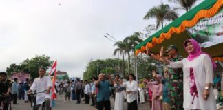 Sambut Ramadan, Ribuan Warga Pawai Akbar LAMBAIAN TANGAN. Mahmudah melambaikan tangan melepas peserta pawai akbar di depan Kantor Wali Kota Pontianak Jalan Rahadi Usman, Minggu (13/5). Gusnadi-RK
