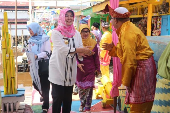 LOMBA KELURAHAN. Mahmudah mengunjungi Kelurahan BML untuk menghadiri penilaian Lomba Kelurahan Tingkat Kalbar, Rabu (10/5). Gusnadi-RK