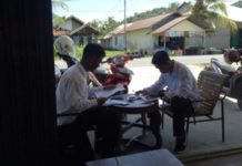 Siswa SMA Negeri 3 Sukadana Lulus Seratus Persen Lulus. Gunawan (kanan) beserta rekannya terlihat senang ketika mampir di warung kopi di Sukadana usai menerima amplop kelulusan. Kamiriluddin/RK.