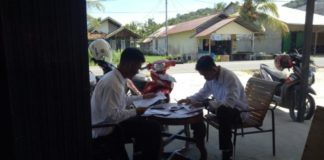 Siswa SMA Negeri 3 Sukadana Lulus Seratus Persen Lulus. Gunawan (kanan) beserta rekannya terlihat senang ketika mampir di warung kopi di Sukadana usai menerima amplop kelulusan. Kamiriluddin/RK.