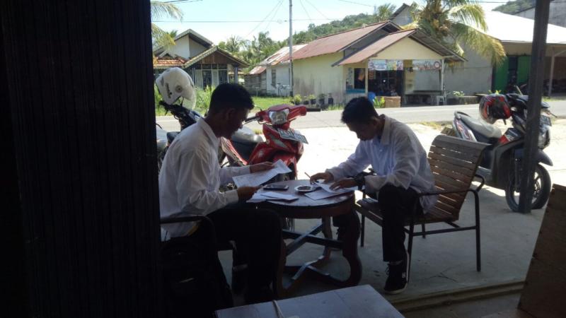 Lulus. Gunawan (kanan) beserta rekannya terlihat senang ketika mampir di warung kopi di Sukadana usai menerima amplop kelulusan. Kamiriluddin/RK.