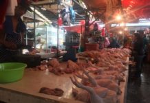 Harga Ayam Potong Mahal MAHAL. Ayam-ayam potong yang dijual pedagang pasar Flamboyan, Rabu (16/4). Seiring permintaan yang meningkat, harga ayam potong jadi mahal. Nova Sari-RK