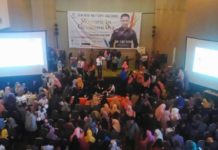 Motivasi Anak Muda Jadi Pengusaha MOTIVATOR. Syafi’i Efendi memberikan motivasi di hadapan ratusan mahasiswa di seminar ‘Winning in Disruptive Era’ di Hotel Harris Pontianak, Minggu, (6/5). Nova Sari-RK