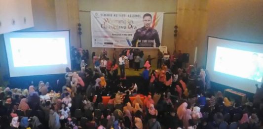 Motivasi Anak Muda Jadi Pengusaha MOTIVATOR. Syafi’i Efendi memberikan motivasi di hadapan ratusan mahasiswa di seminar ‘Winning in Disruptive Era’ di Hotel Harris Pontianak, Minggu, (6/5). Nova Sari-RK