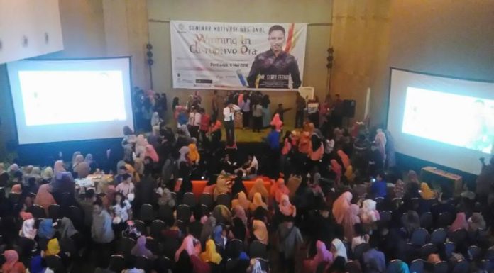 Motivasi Anak Muda Jadi Pengusaha MOTIVATOR. Syafi’i Efendi memberikan motivasi di hadapan ratusan mahasiswa di seminar ‘Winning in Disruptive Era’ di Hotel Harris Pontianak, Minggu, (6/5). Nova Sari-RK