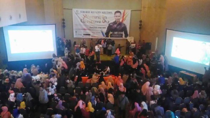 MOTIVATOR. Syafi’i Efendi memberikan motivasi di hadapan ratusan mahasiswa di seminar ‘Winning in Disruptive Era’ di Hotel Harris Pontianak, Minggu, (6/5). Nova Sari-RK