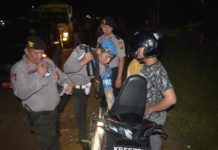 “Kami Tidak Takut Teror” SITA SAJAM. Polisi dibantu TNI merazia kendaraan yang melintas di Jalan Sekadau-Sintang, persis di depan Mapolres Sekadau, Senin malam (14/5). Dalam razia itu, polisi menyita mandau, keris dan sangkur dari empat orang warga. Polisi for Rakyat Kalbar