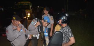 “Kami Tidak Takut Teror” SITA SAJAM. Polisi dibantu TNI merazia kendaraan yang melintas di Jalan Sekadau-Sintang, persis di depan Mapolres Sekadau, Senin malam (14/5). Dalam razia itu, polisi menyita mandau, keris dan sangkur dari empat orang warga. Polisi for Rakyat Kalbar