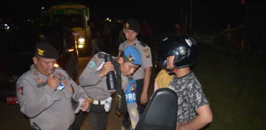 “Kami Tidak Takut Teror” SITA SAJAM. Polisi dibantu TNI merazia kendaraan yang melintas di Jalan Sekadau-Sintang, persis di depan Mapolres Sekadau, Senin malam (14/5). Dalam razia itu, polisi menyita mandau, keris dan sangkur dari empat orang warga. Polisi for Rakyat Kalbar