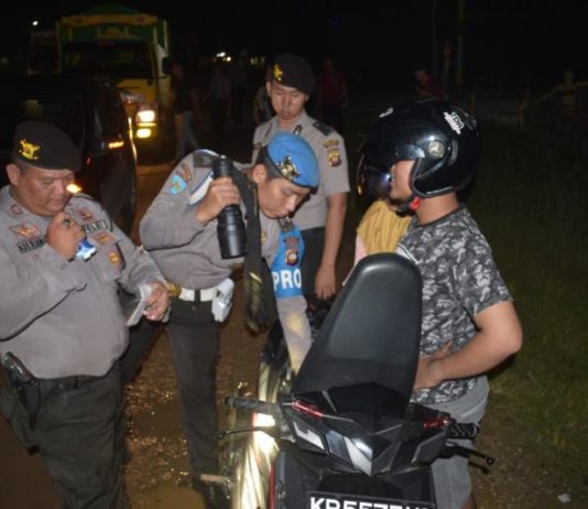 “Kami Tidak Takut Teror” SITA SAJAM. Polisi dibantu TNI merazia kendaraan yang melintas di Jalan Sekadau-Sintang, persis di depan Mapolres Sekadau, Senin malam (14/5). Dalam razia itu, polisi menyita mandau, keris dan sangkur dari empat orang warga. Polisi for Rakyat Kalbar