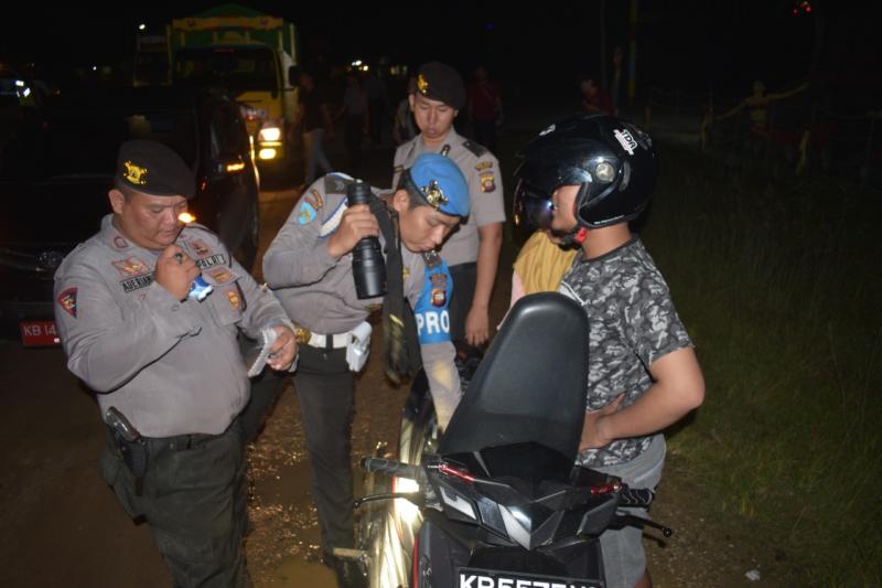 SITA SAJAM. Polisi dibantu TNI merazia kendaraan yang melintas di Jalan Sekadau-Sintang, persis di depan Mapolres Sekadau, Senin malam (14/5). Dalam razia itu, polisi menyita mandau, keris dan sangkur dari empat orang warga. Polisi for Rakyat Kalbar