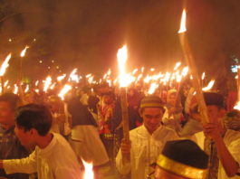 PAWAI OBOR. Antusias masyarakat Kota Pontianak dan sekitarnya mengikuti Pawai 1001 Obor menyambut Ramadan, Selasa malam (15/5). Maulidi Murni-RK