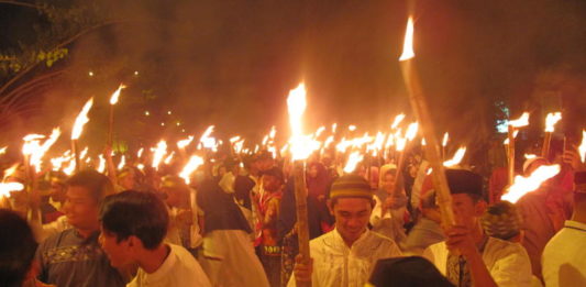 Ribuan Obor Penuhi Jalan Protokol PAWAI OBOR. Antusias masyarakat Kota Pontianak dan sekitarnya mengikuti Pawai 1001 Obor menyambut Ramadan, Selasa malam (15/5). Maulidi Murni-RK