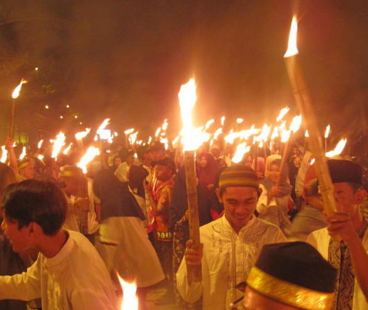 Ribuan Obor Penuhi Jalan Protokol PAWAI OBOR. Antusias masyarakat Kota Pontianak dan sekitarnya mengikuti Pawai 1001 Obor menyambut Ramadan, Selasa malam (15/5). Maulidi Murni-RK