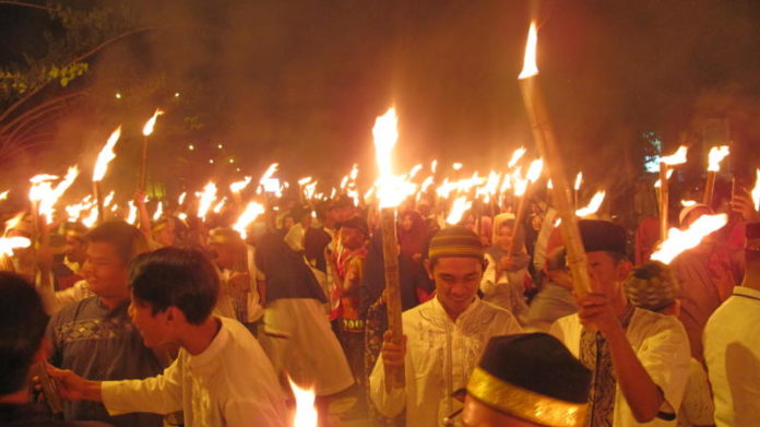 PAWAI OBOR. Antusias masyarakat Kota Pontianak dan sekitarnya mengikuti Pawai 1001 Obor menyambut Ramadan, Selasa malam (15/5). Maulidi Murni-RK