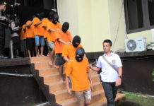 Setetes Saja, Merkuri Sangat Berbahaya PELAKU PETI. Sebagian pelaku PETI keluar dari sel tahanan untuk dihadirkan dalam press release di Mapolda Kalbar, Rabu (2/5). Maulidi Murni-RK