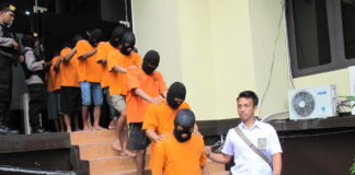 Setetes Saja, Merkuri Sangat Berbahaya PELAKU PETI. Sebagian pelaku PETI keluar dari sel tahanan untuk dihadirkan dalam press release di Mapolda Kalbar, Rabu (2/5). Maulidi Murni-RK